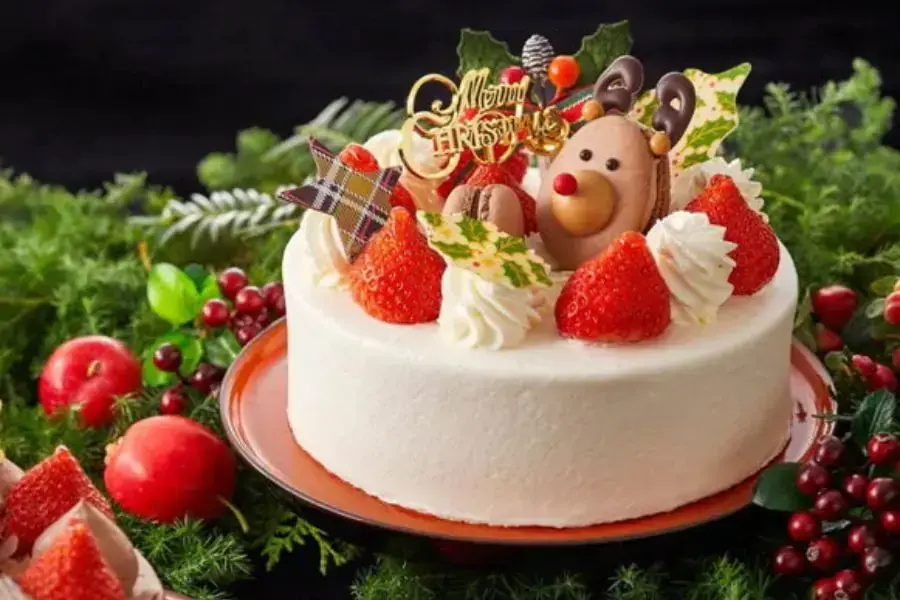 Bánh được trang trí bởi trái cây và các phụ kiện.