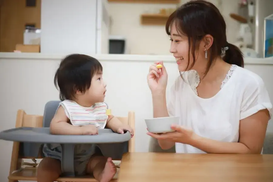 Theo kinh nghiệm của chị Ngọc, không cho bé xem thiết bị điện tử khi ăn