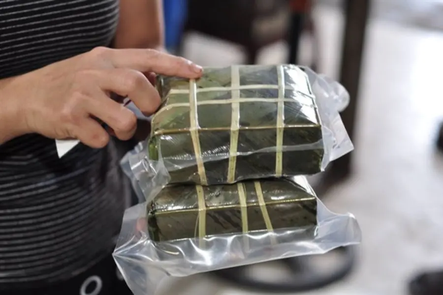 Hút chân không là cách bảo quản bánh chưng ngày Tết vô cùng tiện lợi và hiệu quả.