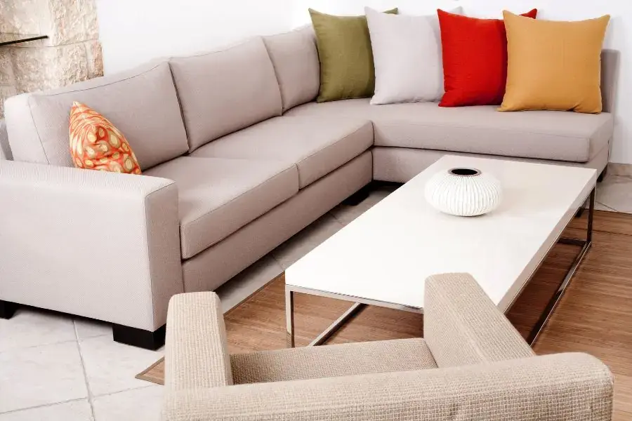 Nên chọn bàn trà có chiều cao tương đương với chiều cao mặt ghế sofa
