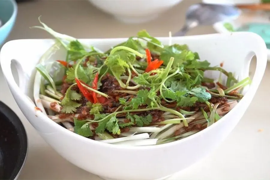 Cá hấp cùng với nấm rơm cho món ăn lạ miệng.