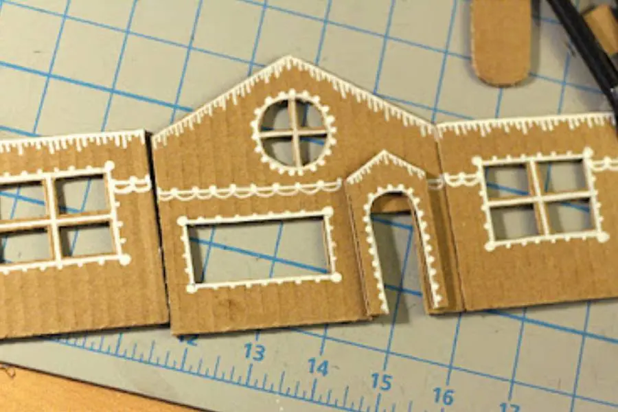 Cắt tấm bìa carton thành 2 tấm hình chữ nhật, rồi làm phần tường.