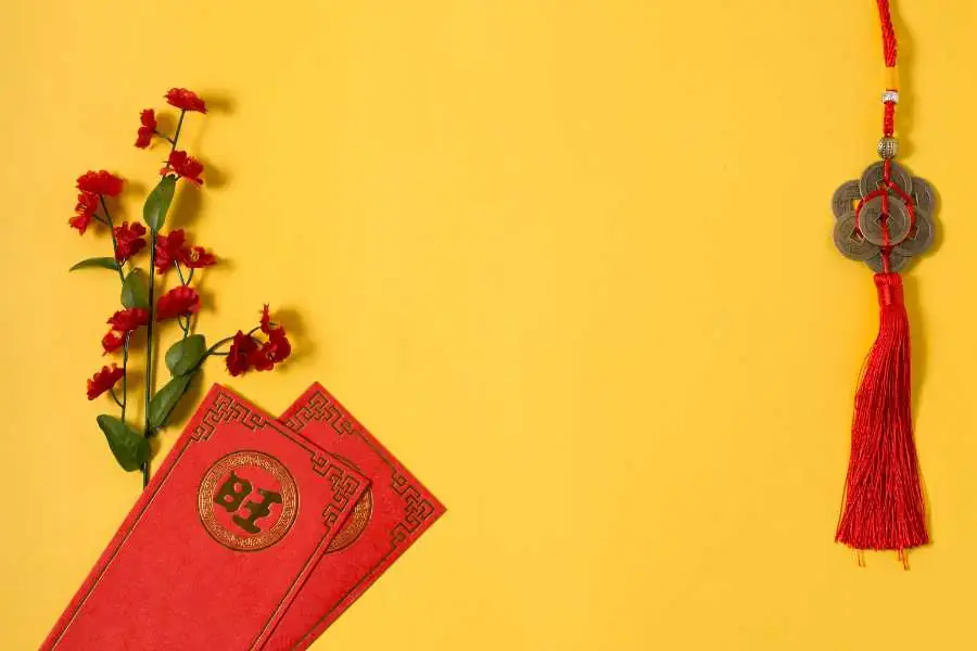 Trang trí tết ngoài trời với phong bao lì xì.