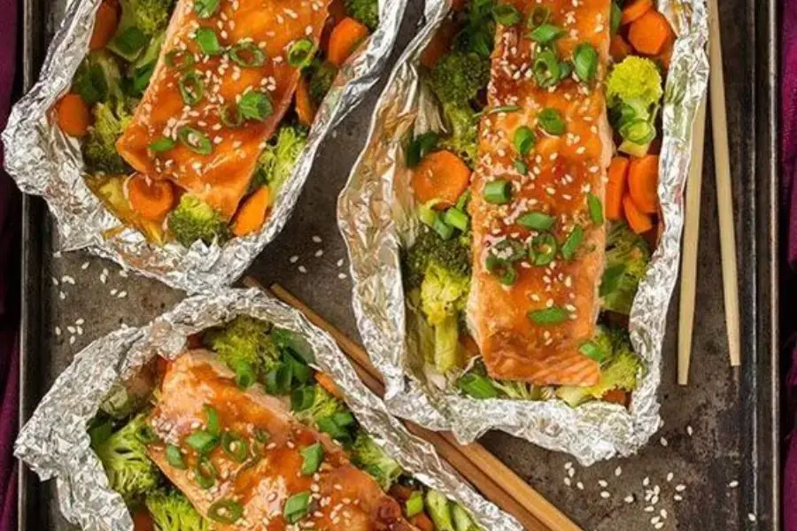Cá hồi nướng giấy bạc giòn bên ngoài, mềm bên trong