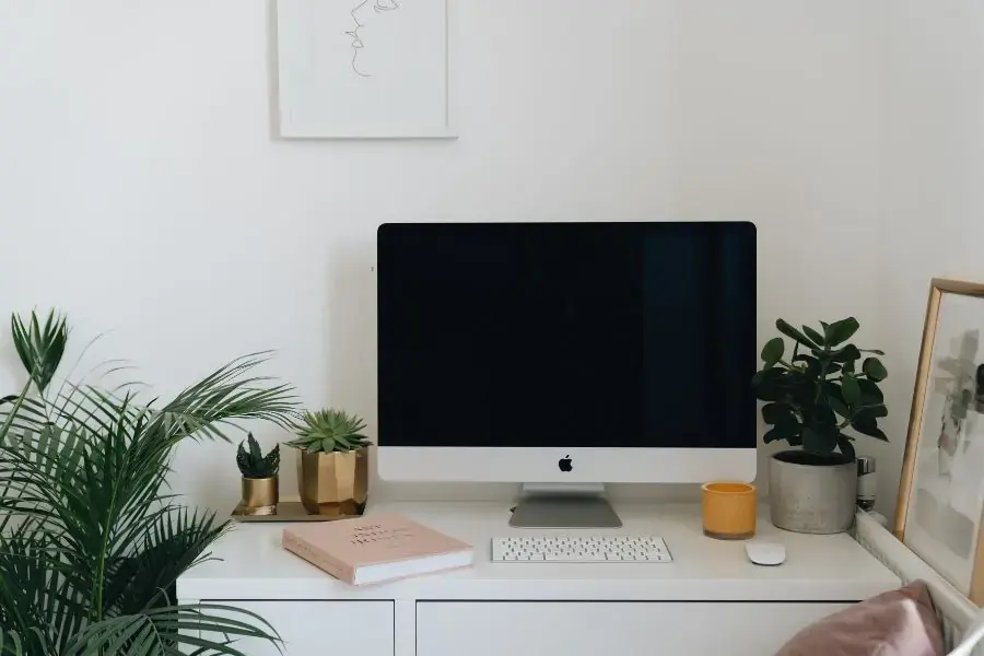 Bố trí bàn làm việc phù hợp với hướng ánh sáng trong căn phòng
