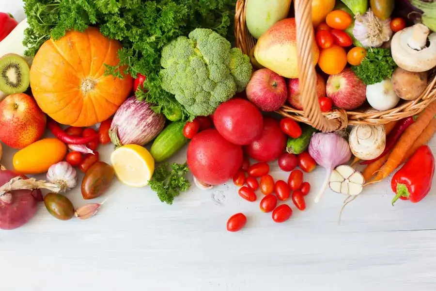 Tăng cường bổ sung thêm vitamin, chất xơ cho cơ thể với rau xanh, trái cây tươi 