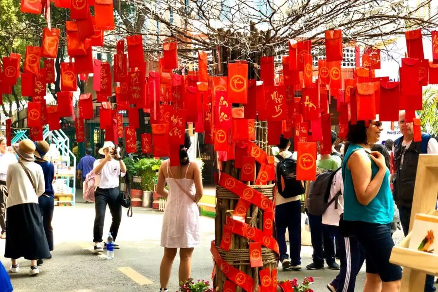 Hái lộc là phong tục quan trọng trong dịp Tết.