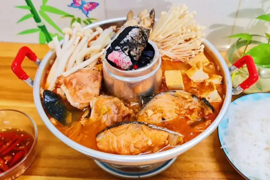 Đầu cá hồi nấu lẩu kim chi lạ miệng