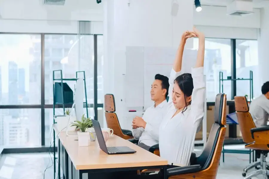 Duỗi tay giúp cơ thể thư giãn khi phải ngồi máy tính nhiều