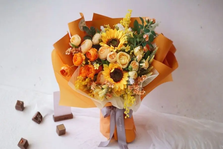 Mẫu bó hoa tông vàng cam gợi sự tươi vui, ấm áp, năng lượng tích cực và những lời chúc tốt đẹp