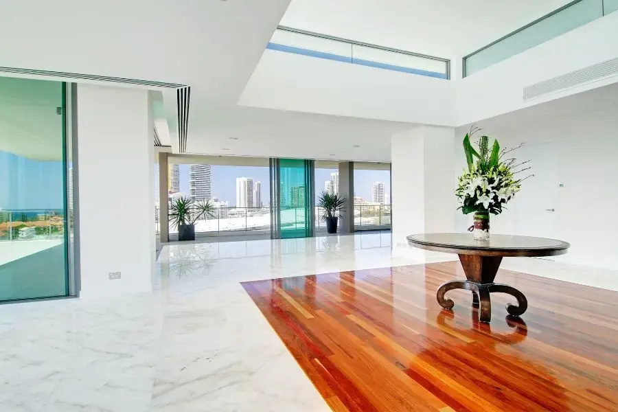 Mẫu căn hộ penthouse tinh tế với tông trắng nhẹ nhàng