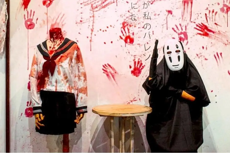 Sử dụng mô hình kinh dị khi trang trí Halloween.