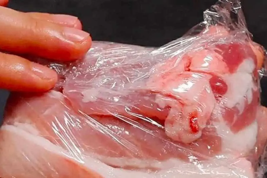 Bọc thật kỹ thịt trước khi cho vào tủ lạnh