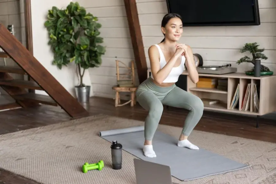 Squat giúp lộ rõ các đường cong quyến rũ của cơ thể