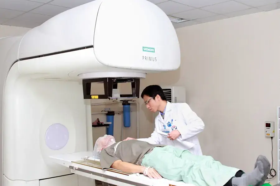 Điều trị cường giáp bằng phóng xạ