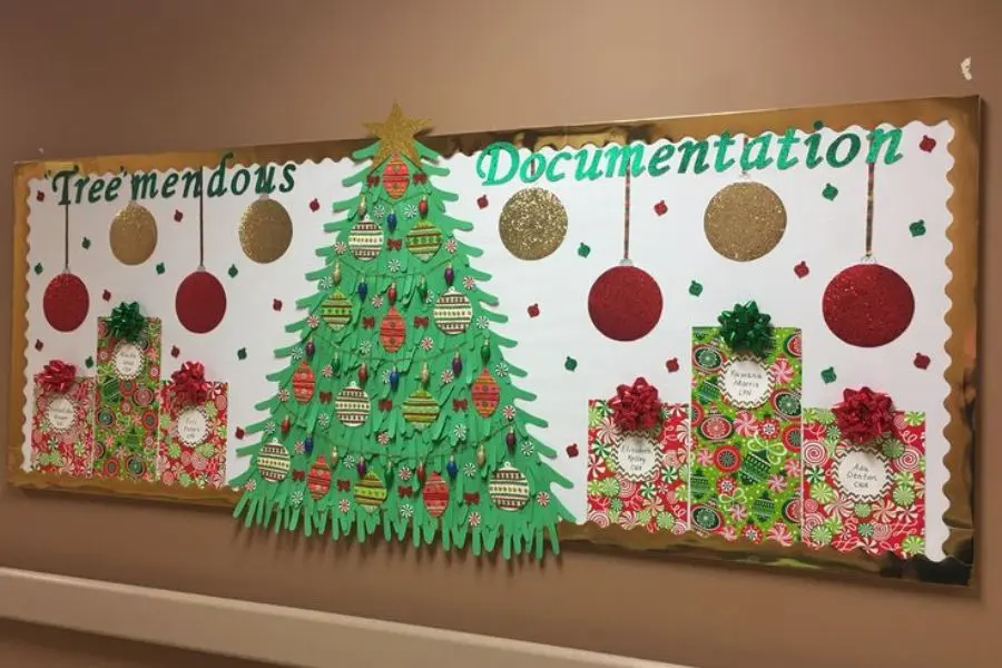 Mẫu trang trí bảng Noel bằng những màu sắc sặc sỡ.