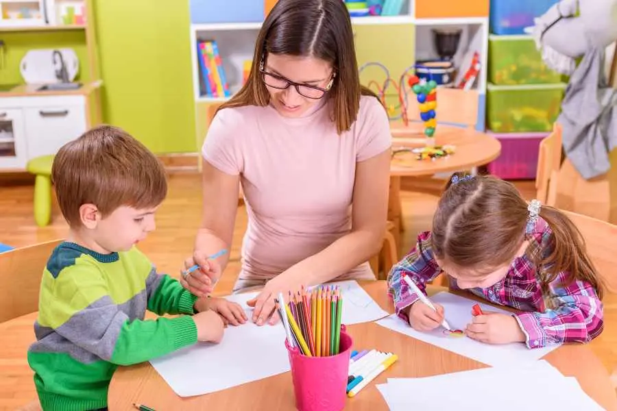 Góc sáng tạo của bé cùng với cô giáo, nuôi dưỡng tình yêu nghệ thuật.