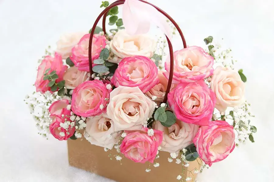 Giỏ hoa bằng giấy đang là xu hướng được nhiều người yêu thích.