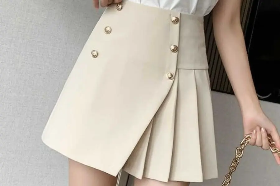 Một chiếc váy hay đầm phù hợp để làm quà sẽ giúp bạn ghi điểm trong mắt người phụ nữ được tặng.