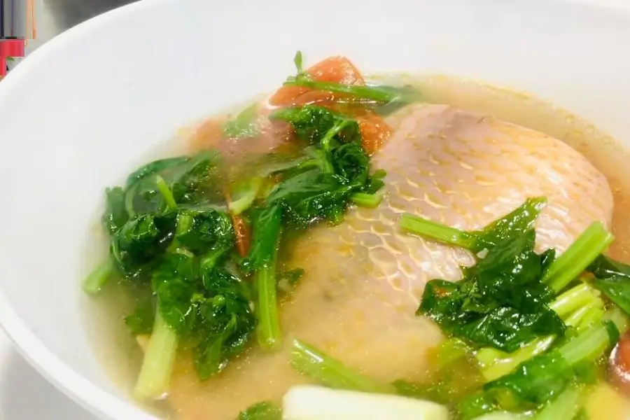 Cá diêu hồng nấu canh rau ngót dai ngọt tự nhiên cùng hương thơm từ hành.