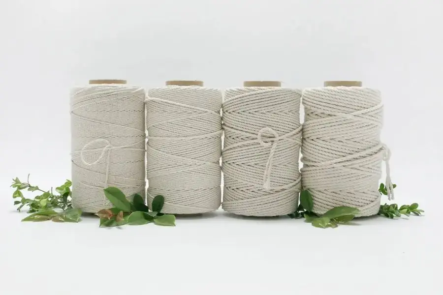 Dây treo rèm có thể là dây thừng hoặc dây kim tuyến