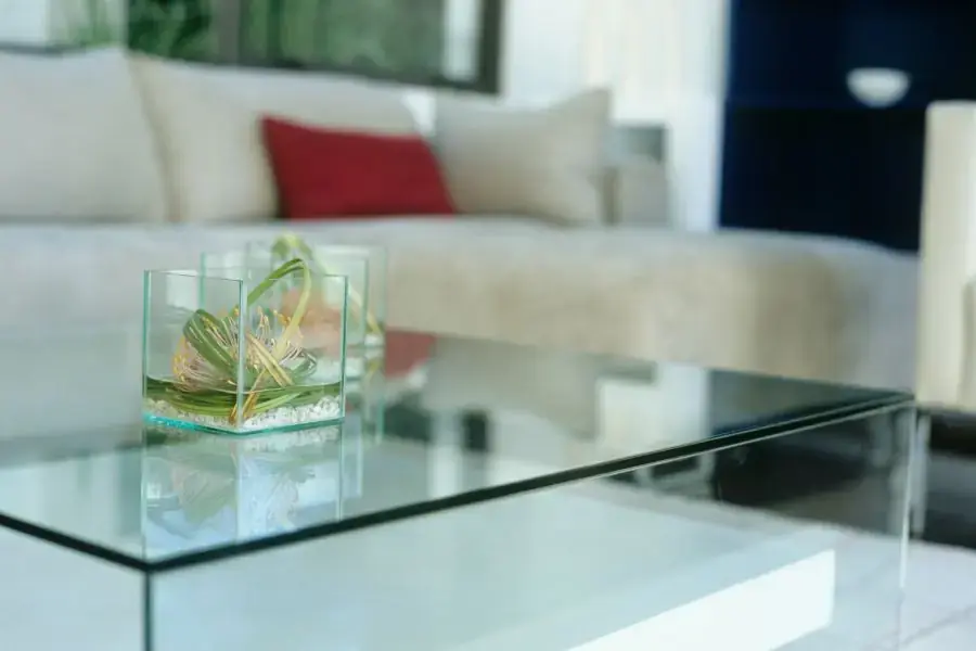 Bàn trà thủy tinh giúp phòng khách thêm sang trọng và hiện đại hơn