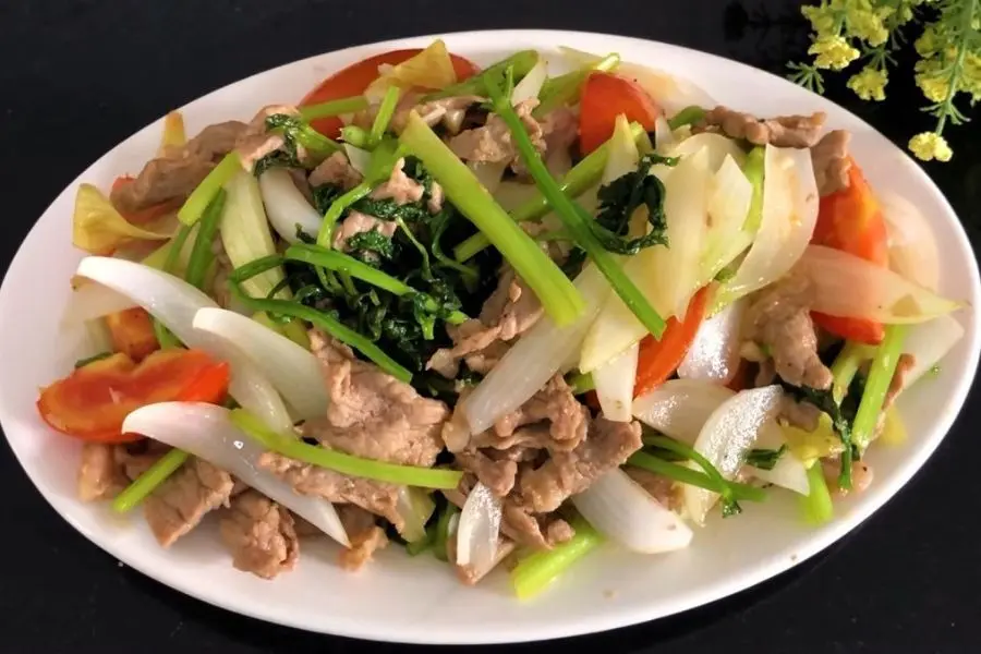 Bò xào cần tây - Hương vị đậm đà thơm ngon.