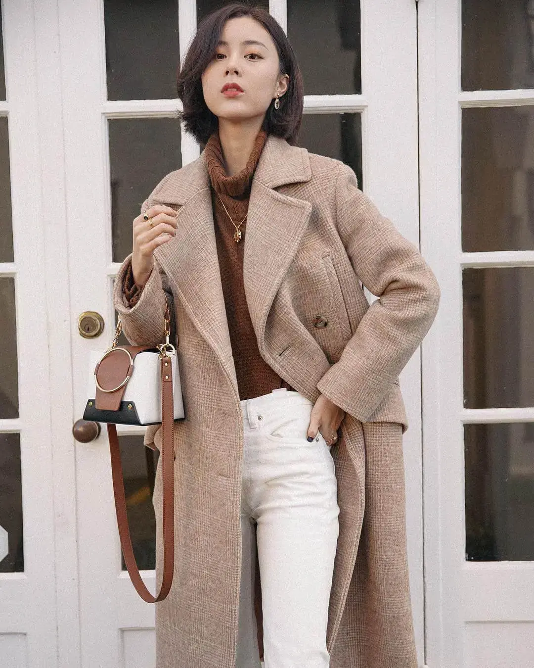 Chuẩn bị một tấm khăn đã nhúng nước và vắt ráo lót bên dưới lớp áo trước khi ủi