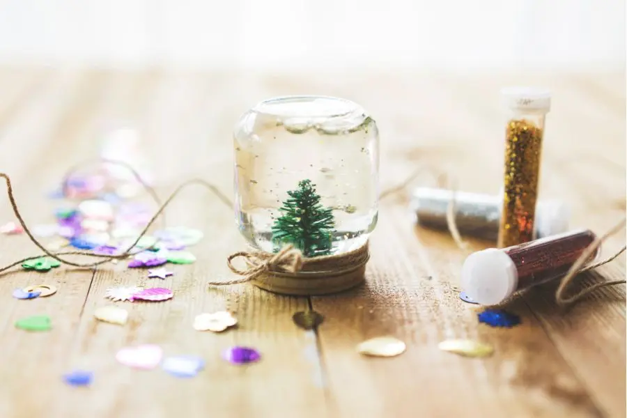 Làm quả cầu tuyết từ lọ thủy tinh và cuộn len đẹp mắt.