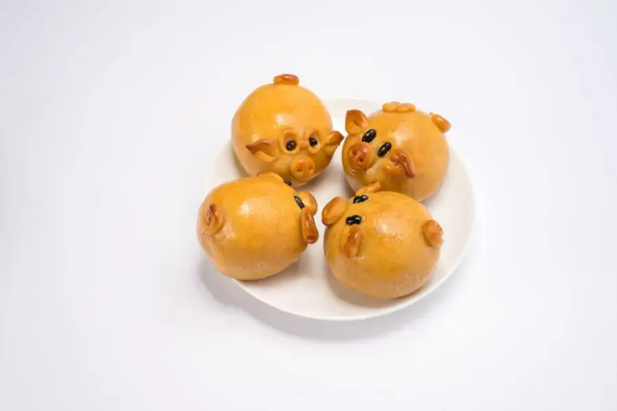Tạo hình chiếc bánh Trung thu con heo ngộ nghĩnh cho các bé.