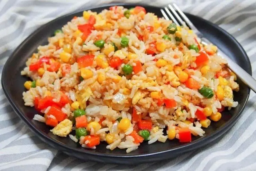 Cơm chiên rau củ giàu tinh bột và chất xơ lành mạnh.