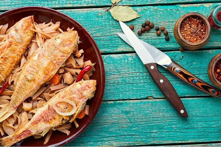 Cá đối chiên giòn cùng nước chấm chua ngọt lạ miệng