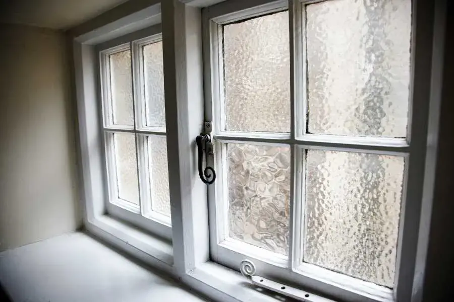 Trang trí cửa sổ bằng kính mờ trông mới lạ và đẹp mắt hơn