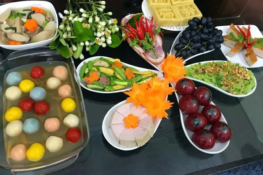 Mâm cúng gia tiên như: Gà hấp muối tiêu, Giò hoa ngũ sắc, Canh bóng thả,...