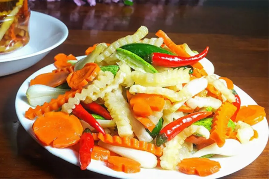 Dưa món củ kiểu đơn giản mang nét đẹp ẩm thực truyền thống.