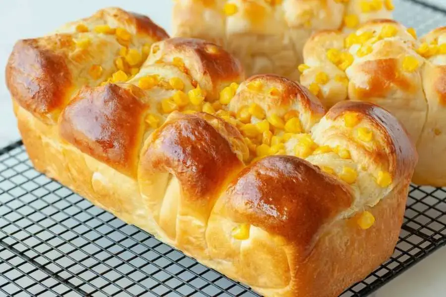 Làm bánh mì bắp thơm ngon hấp dẫn từ bột bắp