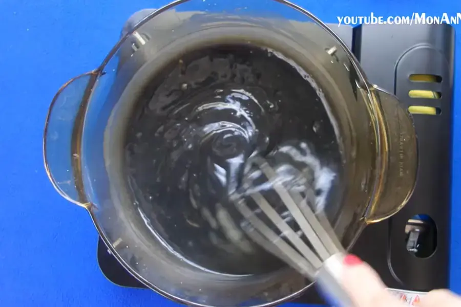 Cho mè đen và nồi và đun sôi.