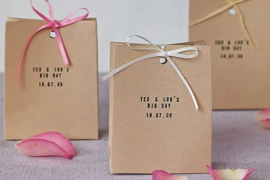 Thay dây thừng sợi nhỏ bằng dây màu buộc dạng nơ.