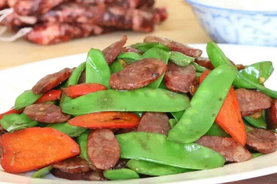 Lạp xưởng xào đậu Hà Lan.