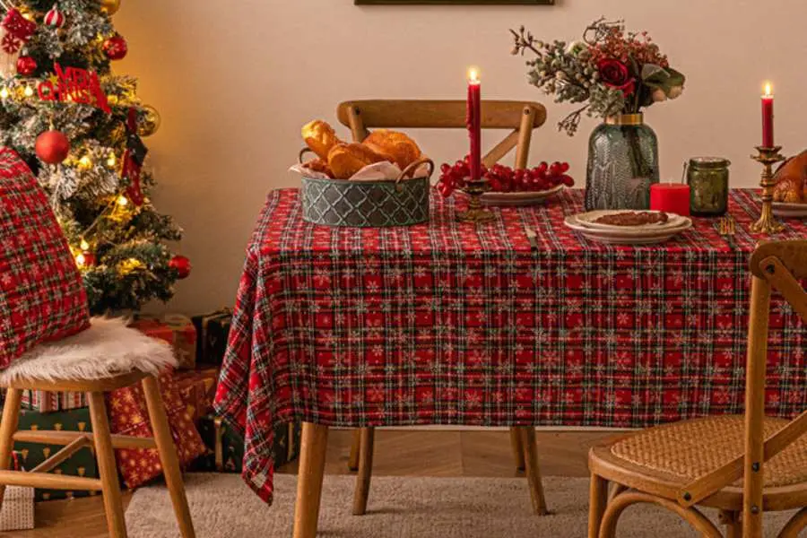 Màu đỏ và xanh lấp lánh, bàn tiệc là điểm nhấn tuyệt vời cho ngày lễ Noel.