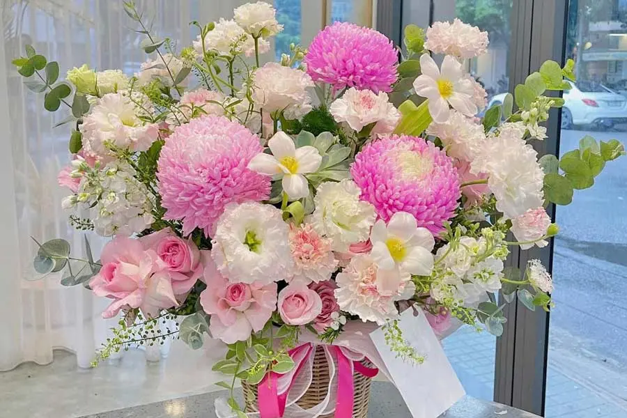 Những giỏ hoa xinh xắn thế này chắc chắn sẽ khiến các thầy cô cảm động.