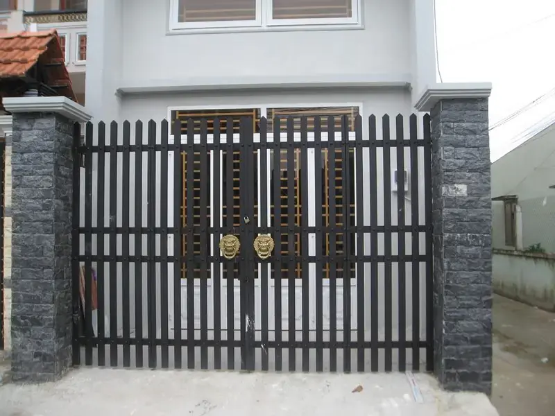Cổng nhà thường được làm từ gỗ, sắt, đá