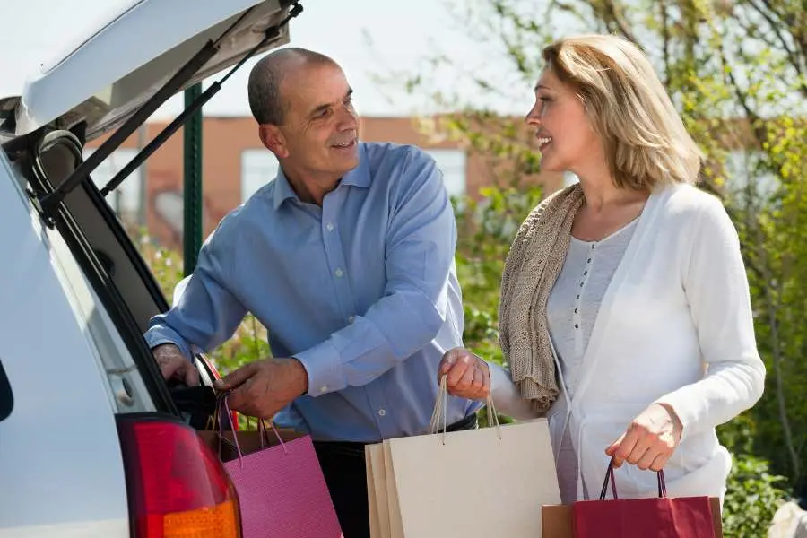 Có thể dành một khoảng thời gian rảnh trong ngày để đưa cô ấy đi shopping.