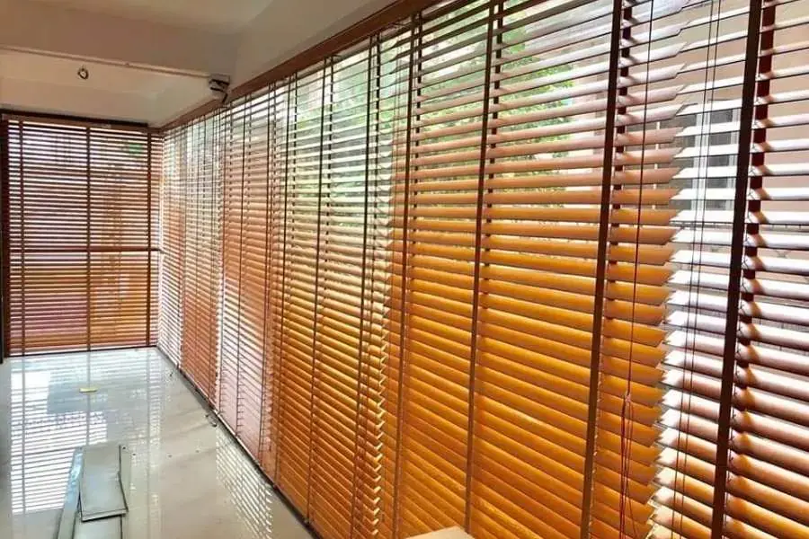 Chọn rèm cửa phòng thờ từ chất liệu gỗ, tre, mây