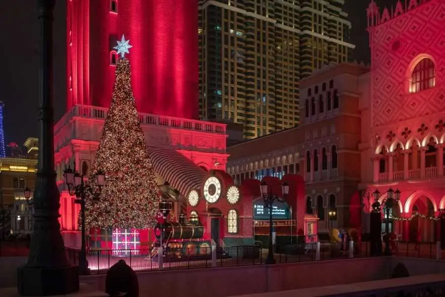 Thành phố Macau lên đèn rực rỡ đón Noel.