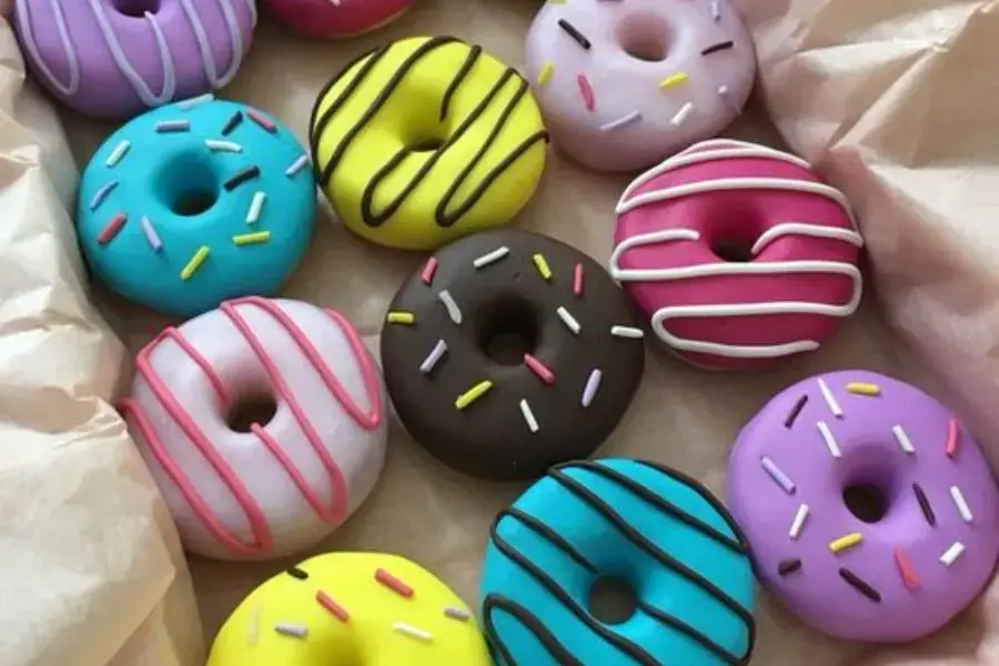 Donut là một trong những món bánh dễ làm bằng cách chiên hoặc nướng