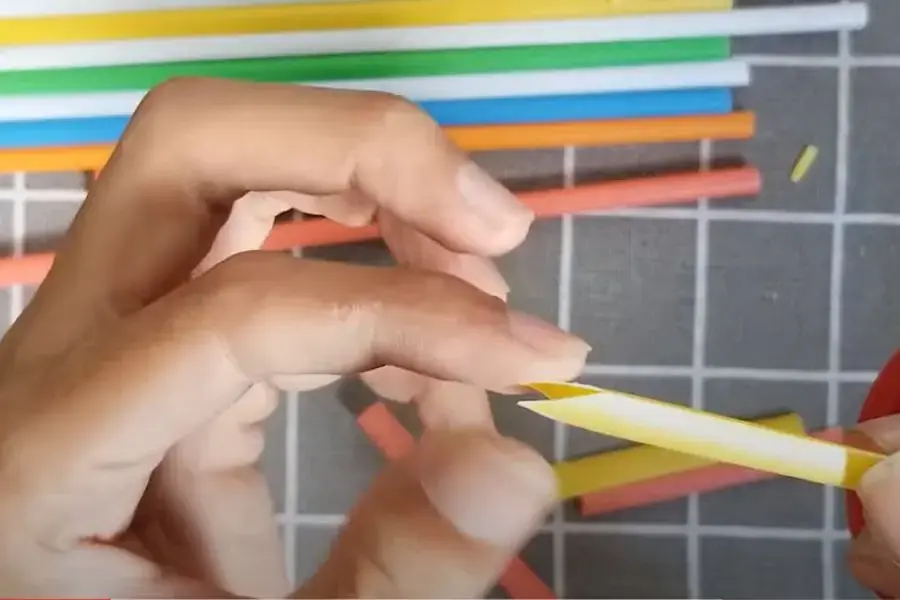 Cắt ống hút thành hình mũi nhọn