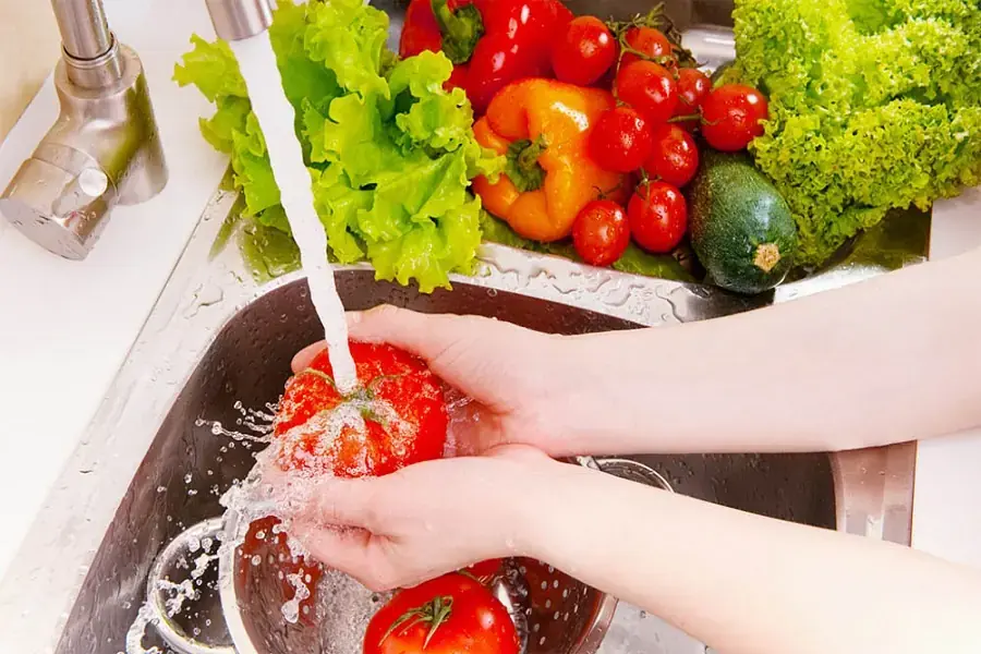 Rửa rau củ rồi để ráo nước