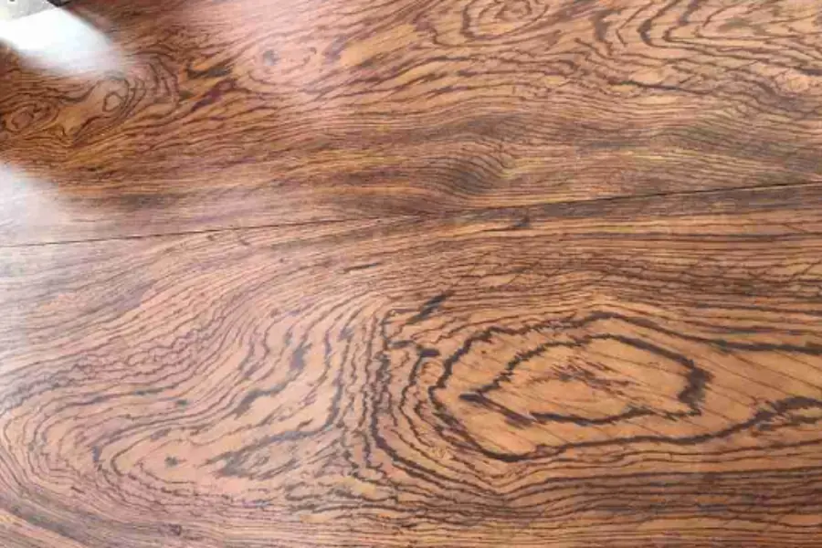 Vân của gỗ mun hoa rõ đẹp