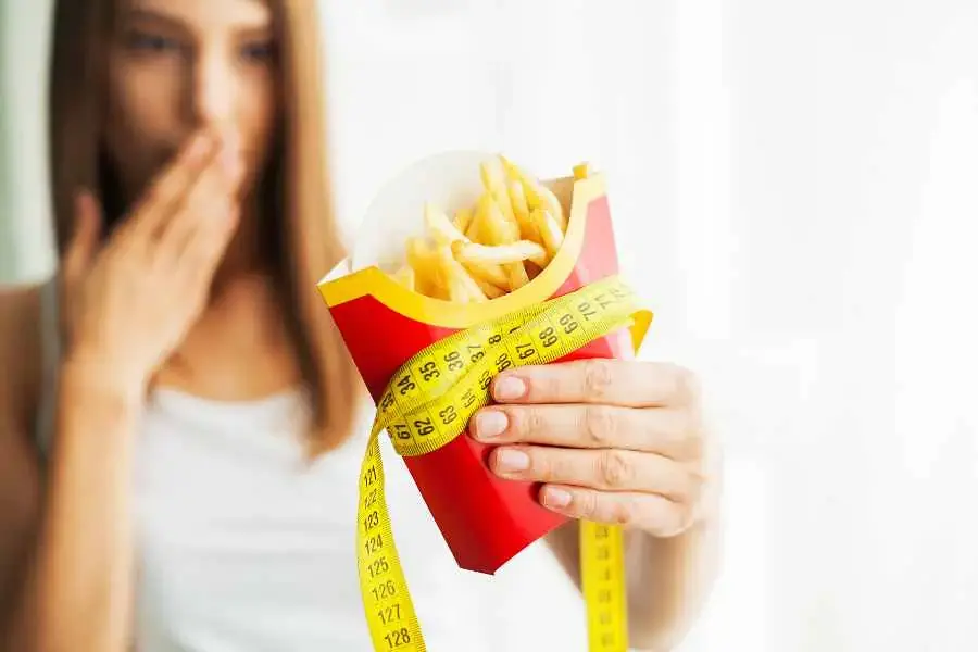 Để giảm 0.45kg hàng tuần, thì nên tiêu thụ khoảng 1.500 calo/ngày.